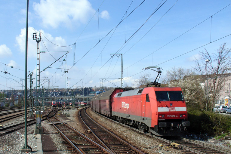 152 020 mit FZ 56165 bei km 15,8 (April 2008)