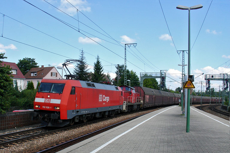152 026 und 294 781 mit FZT 56165 bei km 16,6 (Juli 2008)