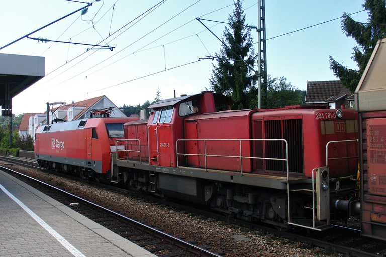 152 026 und 294 781 mit FZT 56165 bei km 16,6 (Juli 2008)
