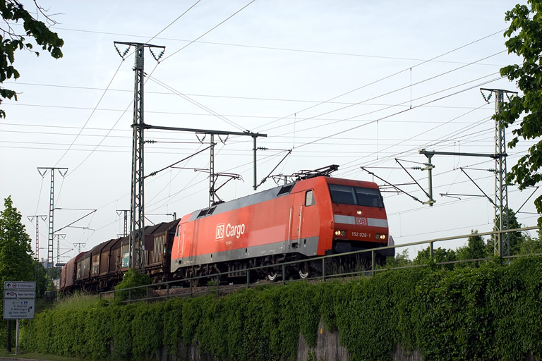 152 026 mit FZT 56173 bei km 16,4 (Mai 2008)