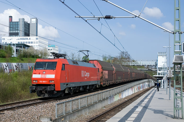 152 045 mit FZ 56165 bei km 14,2 (April 2008)
