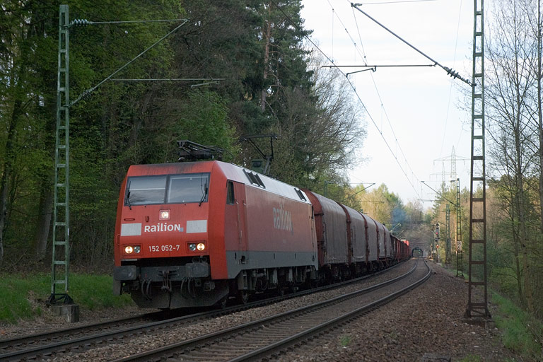 152 052 mit FZT 56173 bei km 18,6 (April 2008)