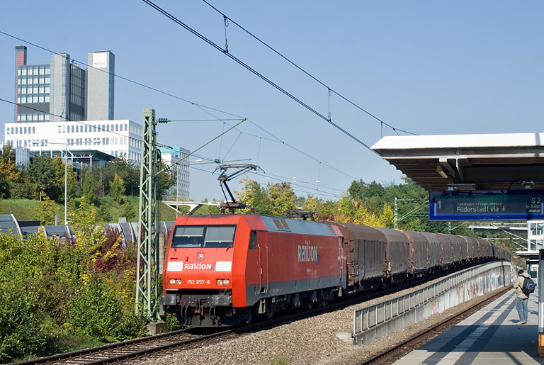 152 057 mit CS 49225 bei km 14,2 (September 2008)