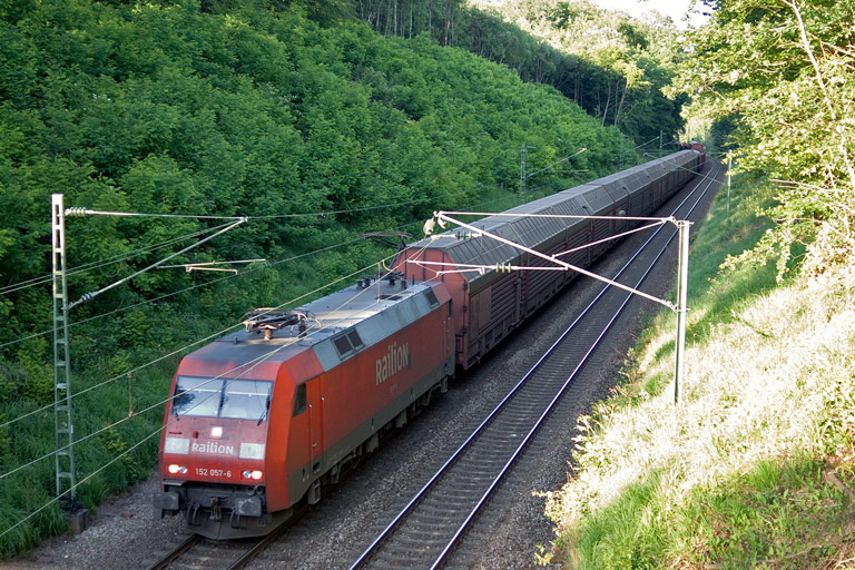 152 057 mit FZT 56173 bei km 19,0 (Juni 2008)