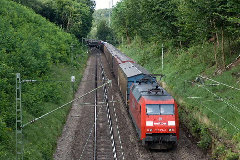 152 057 mit CSQ 60084 bei km 19,0 (Juli 2008)