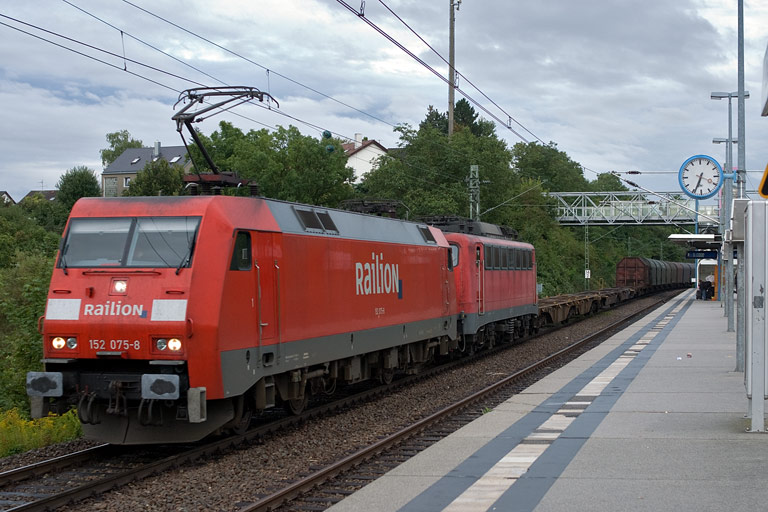 152 075 und 140 771 mit FZT 56166 bei km 14,2 (September 2008)