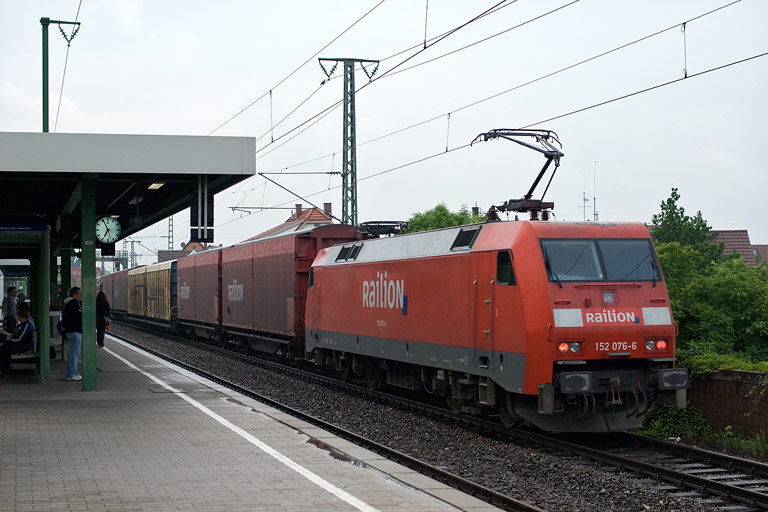 152 076 mit CSQ 60084 bei km 16,8 (Juni 2008)