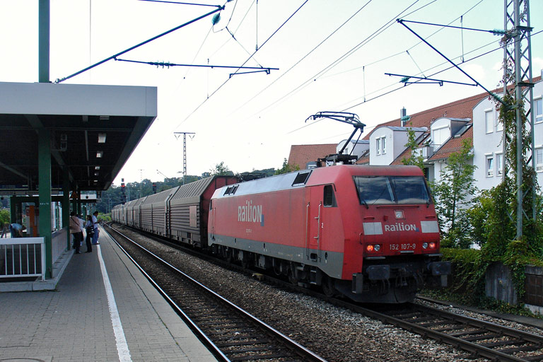 152 107 mit FZT 56165 bei km 16,6 (Juli 2008)