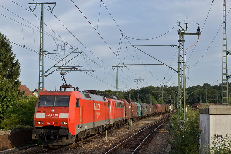 152 118 und 140 849 mit FZT 56166 bei km 16,8 (September 2008)