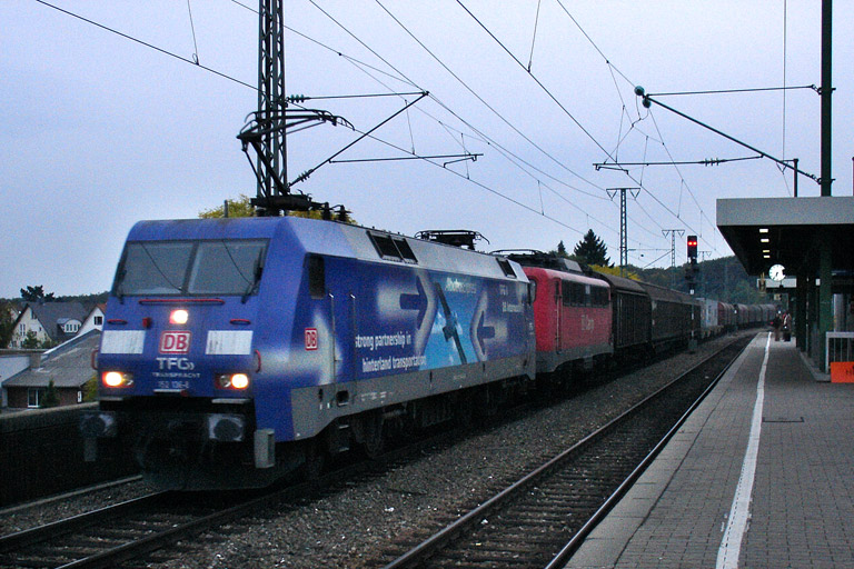 152 136 und 140 327 mit FZT 56166 bei km 16,8 (September 2008)