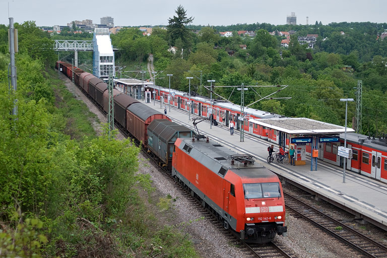152 142 mit FZT 56173 bei km 14,2 (Mai 2008)