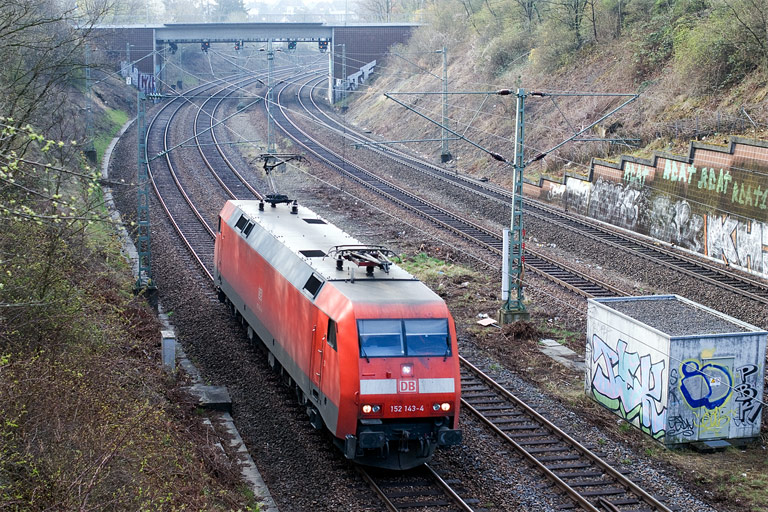 152 143 als Tfzf 68256 bei km 14,4 (April 2008)