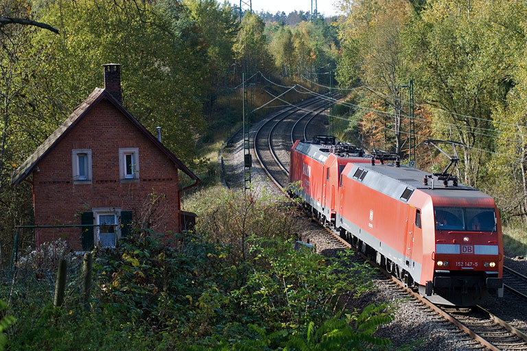 152 147 und 185 303 als Tfzf 68315 bei km 19,2 (Oktober 2008)