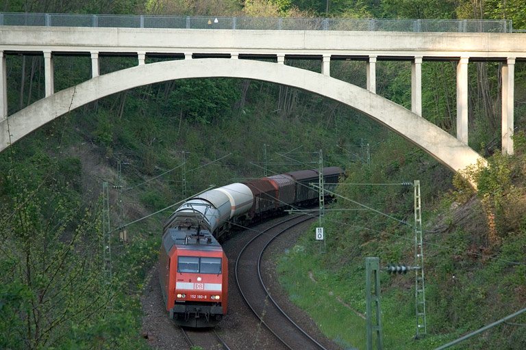 152 160 mit FZT 56173 bei km 11,0 (Mai 2008)