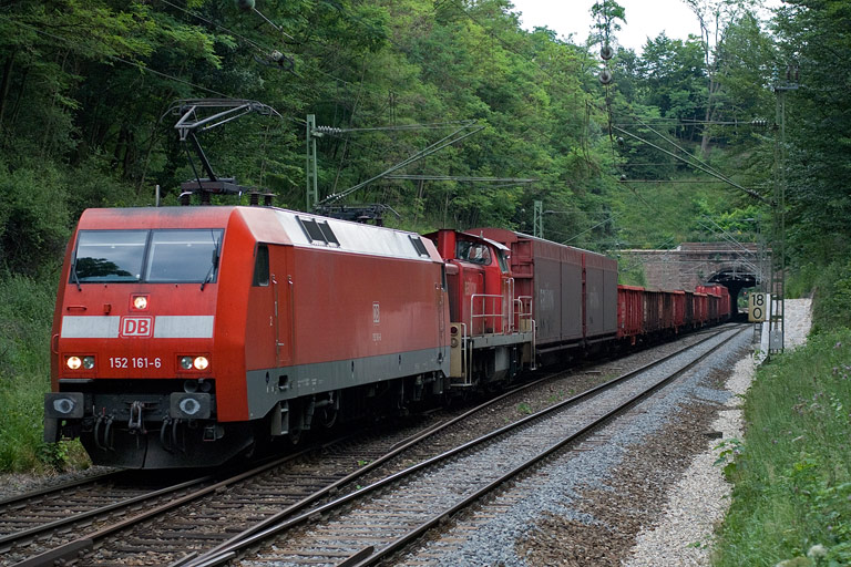 152 161 und 294 779 mit FZT 56173 bei km 18,0 (Juli 2008)