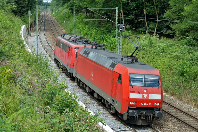 152 164 und 140 727 als Tfzf 68374 bei km 21,8 (Juli 2008)