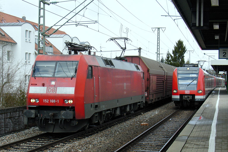152 168 mit FZ 56163 und Baureihe 423 bei km 16,8 (April 2008)