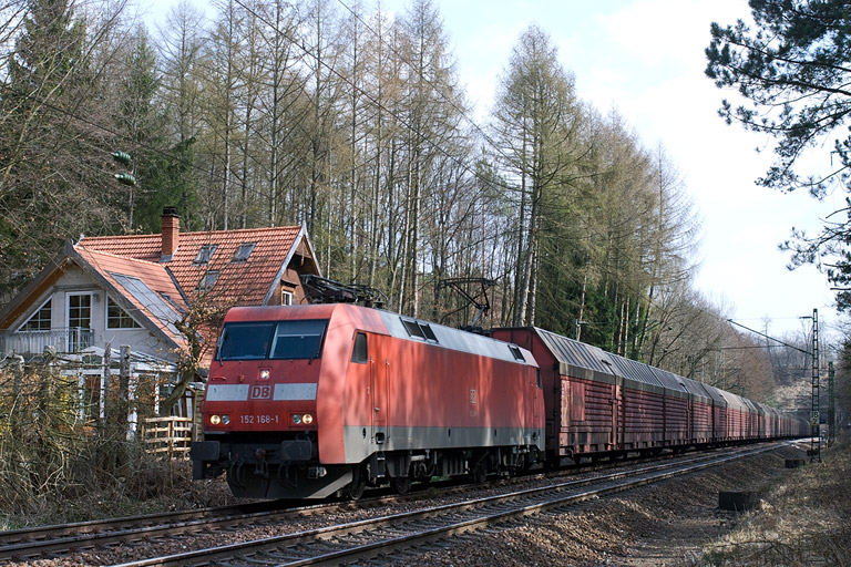 152 168 mit FZ 56165 bei km 18,2 (April 2008)
