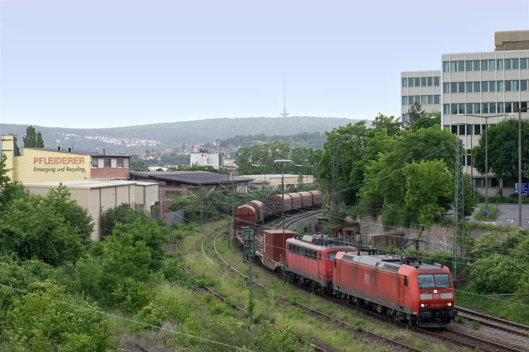 185 015 und 140 814 mit FZT 56166 in der Verbindungskurve Stuttgart-Nord (Mai 2008)