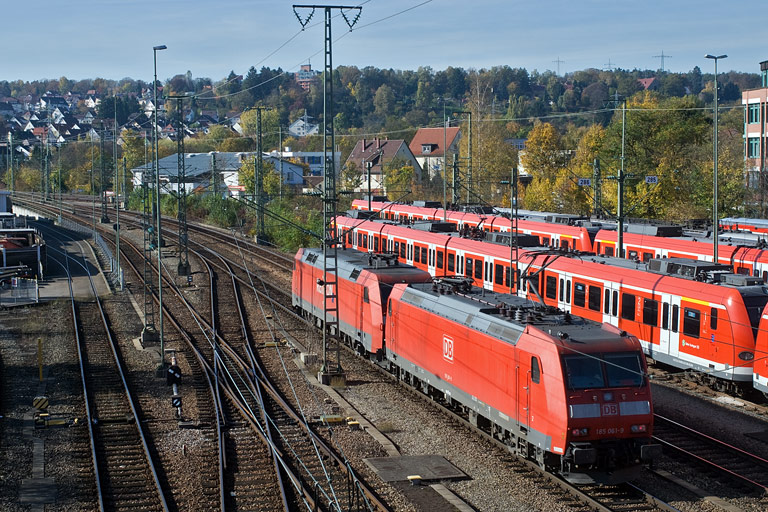 185 061 und 152 078 als Tfzf 68374 bei km 16,0 (Oktober 2008)