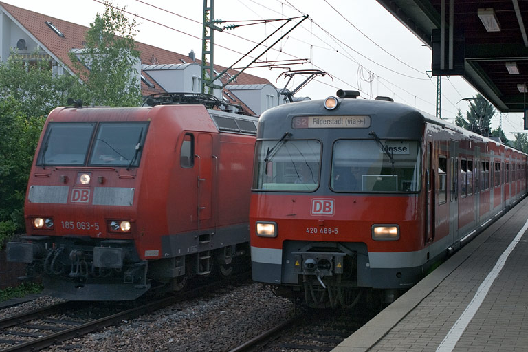 185 063 und 420 466 mit FZT 56173 bei km 16,8 (Mai 2008)
