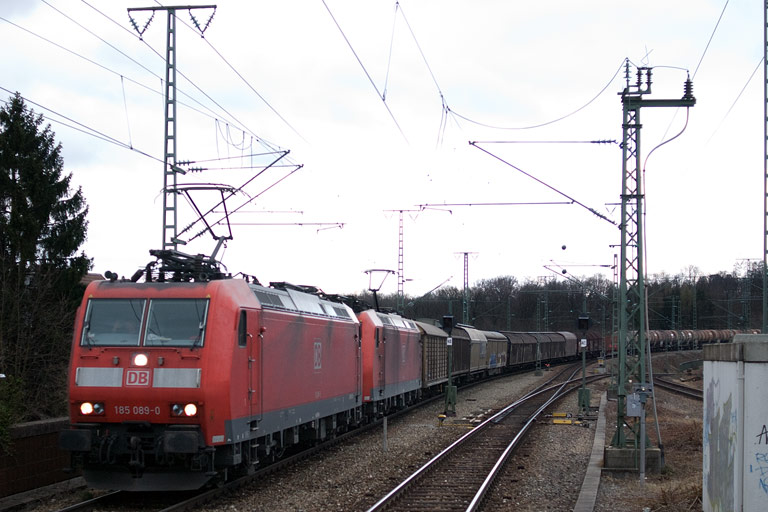 185 089 und 185 129 mit CS 49150 bei km 16,8 (April 2008)