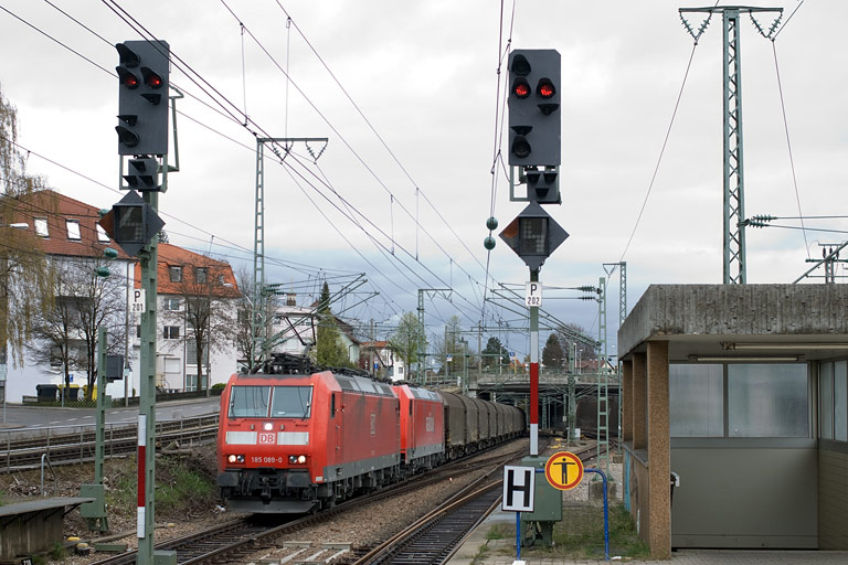185 089 und Lok der Baureihe 185 mit CS 49225 bei km 15,6 (April 2008)