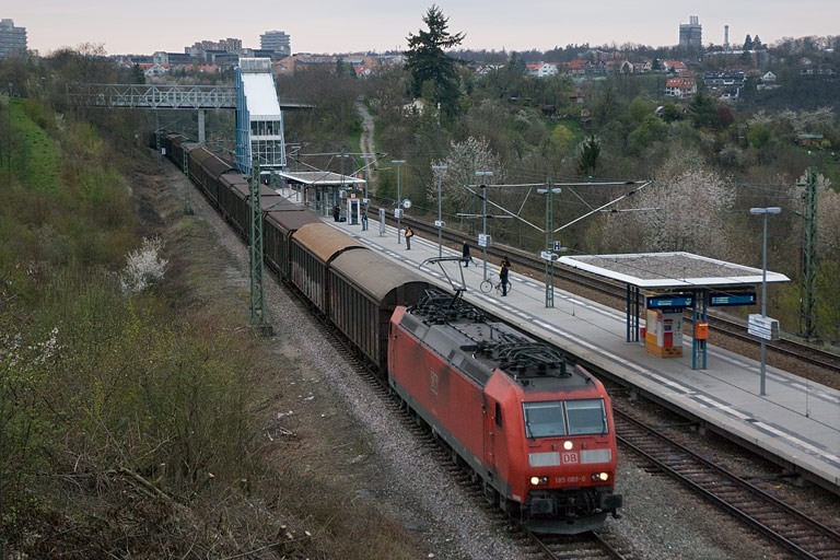 185 089 mit CS 46717 bei km 14,2 (April 2008)