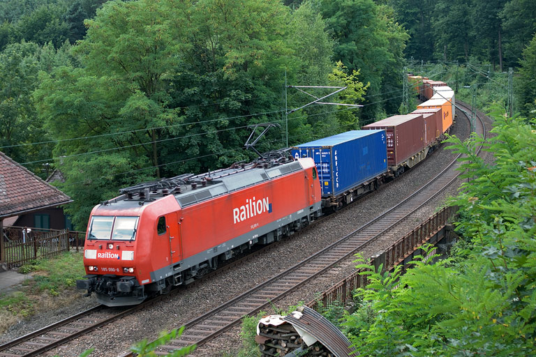 185 090 mit FE 43166 bei km 11,0 (Juli 2008)