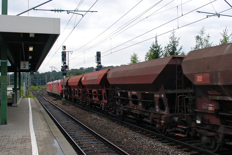 185 092 und Lok der Baureihe 185 mit CFN 63023 bei km 16,8 (Juli 2008)