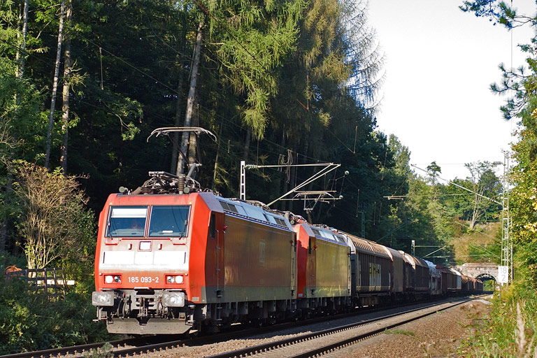 185 093 und 185 089 mit FE 44691 bei km 18,2 (September 2008)