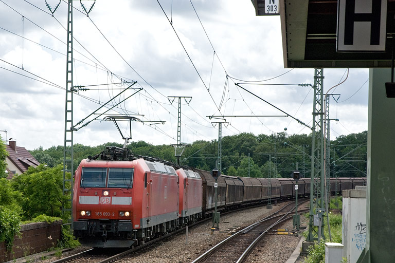 185 093 und 185 092 mit FZ 56183 bei km 16,8 (Mai 2008)