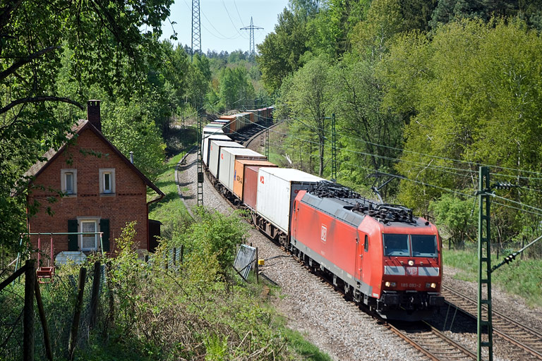 185 093 mit FS 50865 bei km 19,2 (Mai 2008)