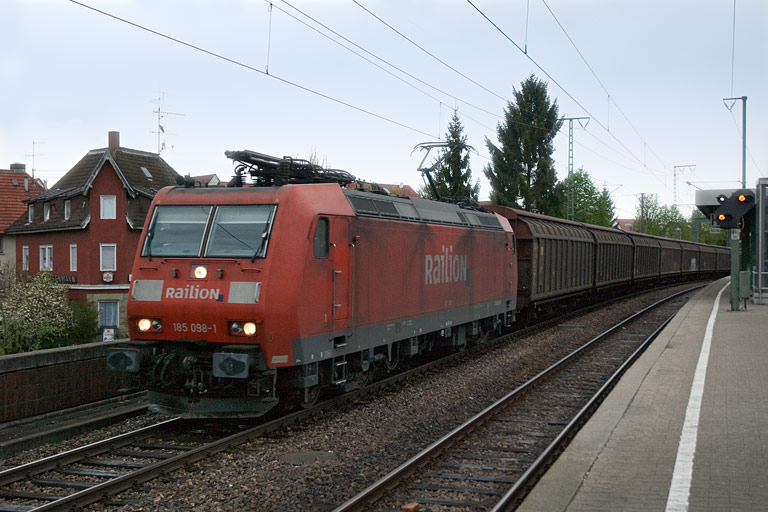 185 098 mit CS 49153 bei km 16,6 (April 2008)