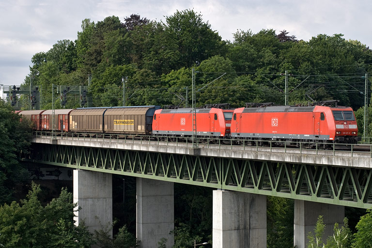 185 127 und 185 145 mit FE 44698 bei km 14,6 (Juni 2008)