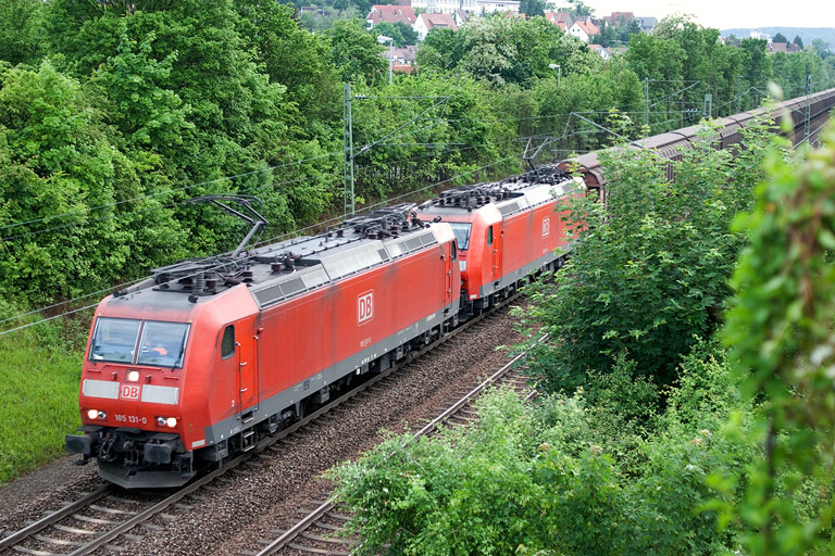 185 131 und 185 094 mit CS 49150 bei km 24,8 (Mai 2008)
