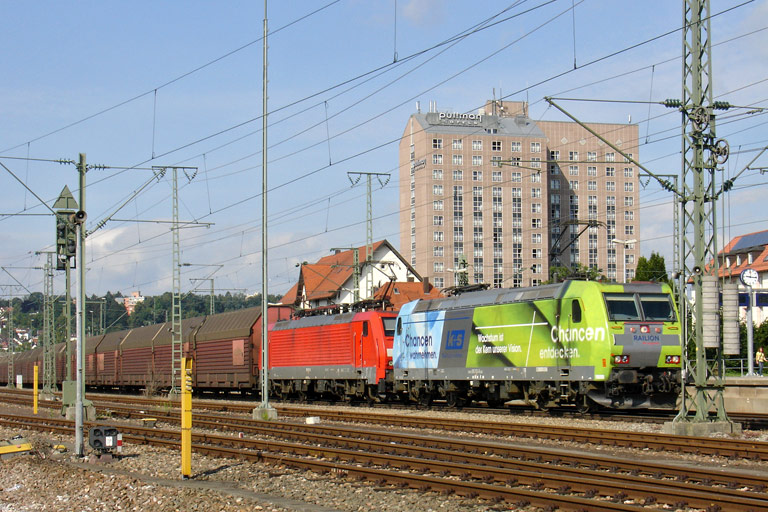 185 152 und 189 021 mit CFN 63049 bei km 15,6 (Juni 2008)