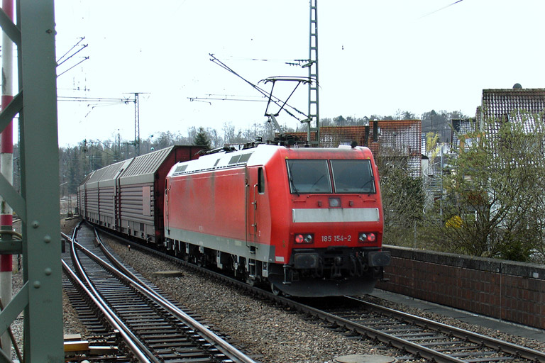 185 154 mit FZ 56163 bei km 16,8 (April 2008)