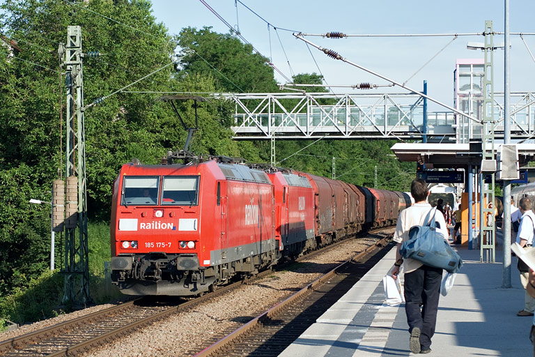 185 175 und 185 301 mit FZT 56166 bei km 14,2 (Juli 2008)