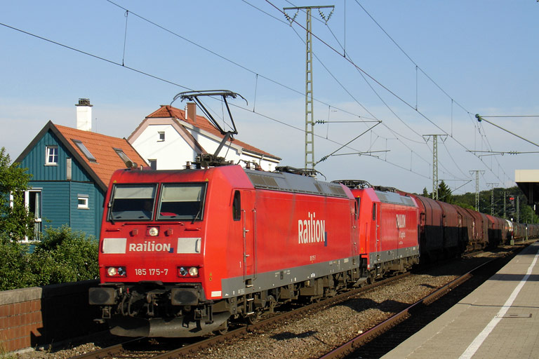 185 175 und 185 301 mit FZT 56166 bei km 16,6 (Juli 2008)