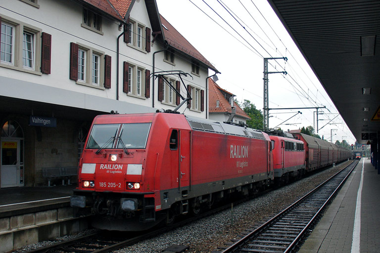 185 205 und 140 637 mit FZT 56167 bei km 15,6 (Juli 2008)