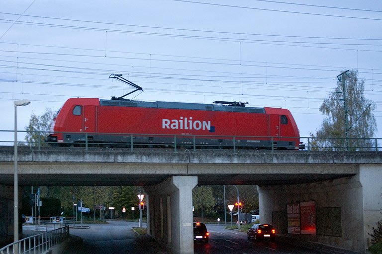 185 210 als Tfzf 68267 bei km 16,4 (Oktober 2008)