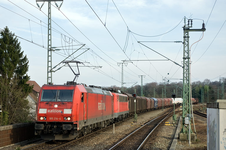 185 214 und 139 222 mit FZT 56166 bei km 16,8 (April 2008)