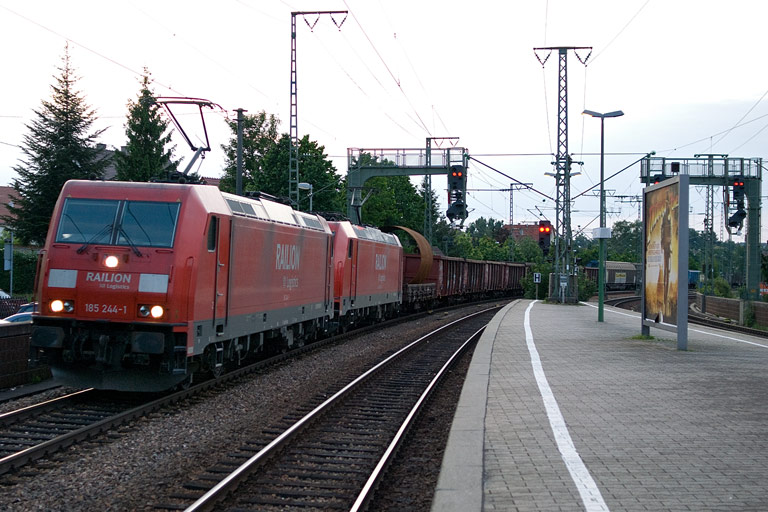 185 244 und Lok der Baureihe der 185 mit FZ 56183 bei km 16,6 (Juni 2008)