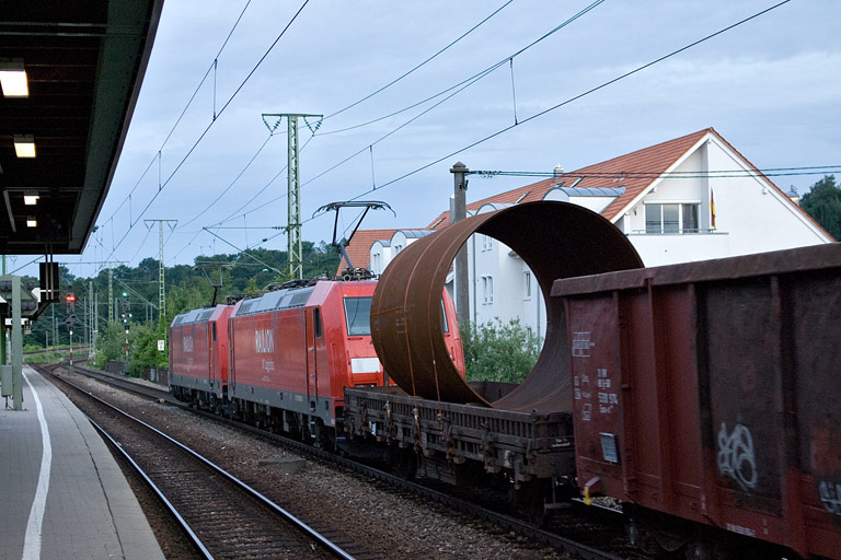 185 244 und Lok der Baureihe der 185 mit FZ 56183 bei km 16,6 (Juni 2008)
