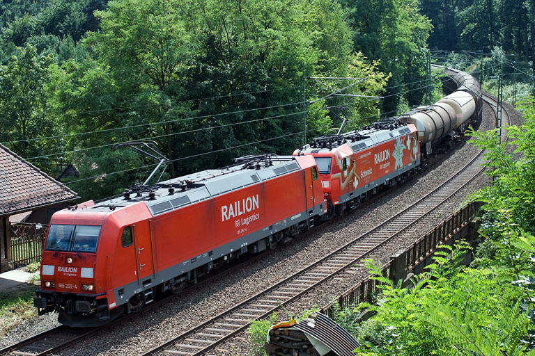 185 252 und 185 142 mit FE 44696 bei km 11,0 (August 2008)