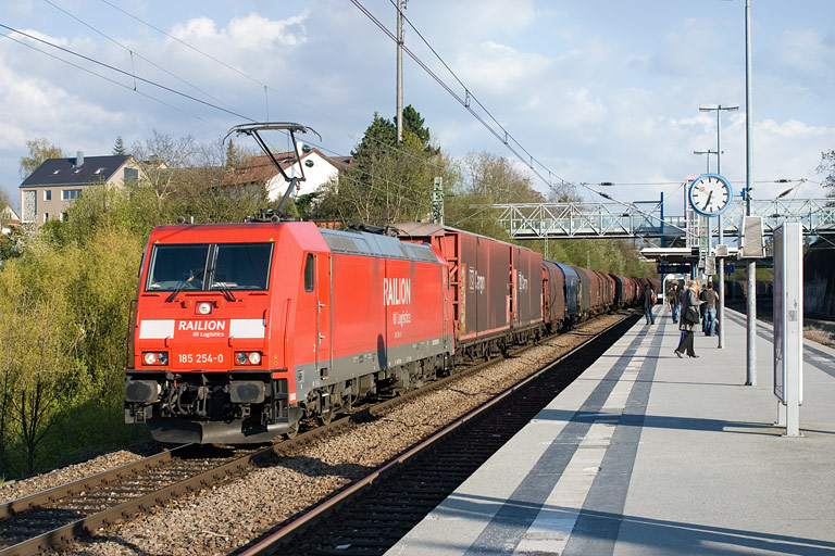 185 254 mit FZT 56166 bei km 14,2 (April 2008)