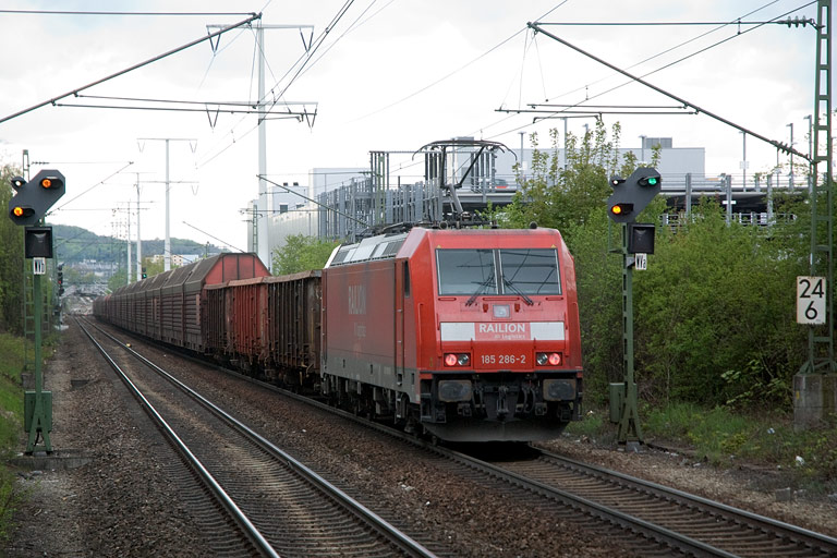 185 286 mit FZ 56167 bei km 24,6 (Mai 2008)
