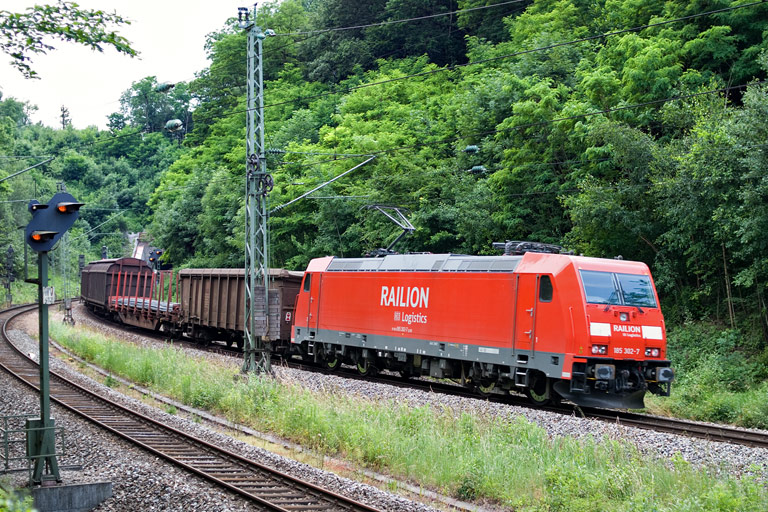 185 302 mit FE 44691 bei km 17,2 (Juni 2008)