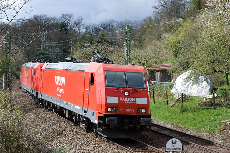 185 303 und 185 312 bei km 9,2 (April 2008)